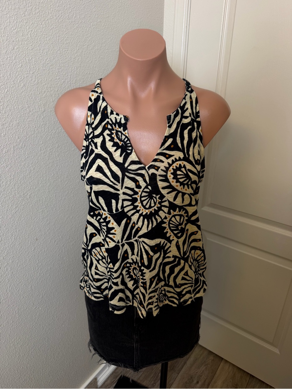 Nicole Miller Linen Blend Black & Cream Patterned V-Neck Tank